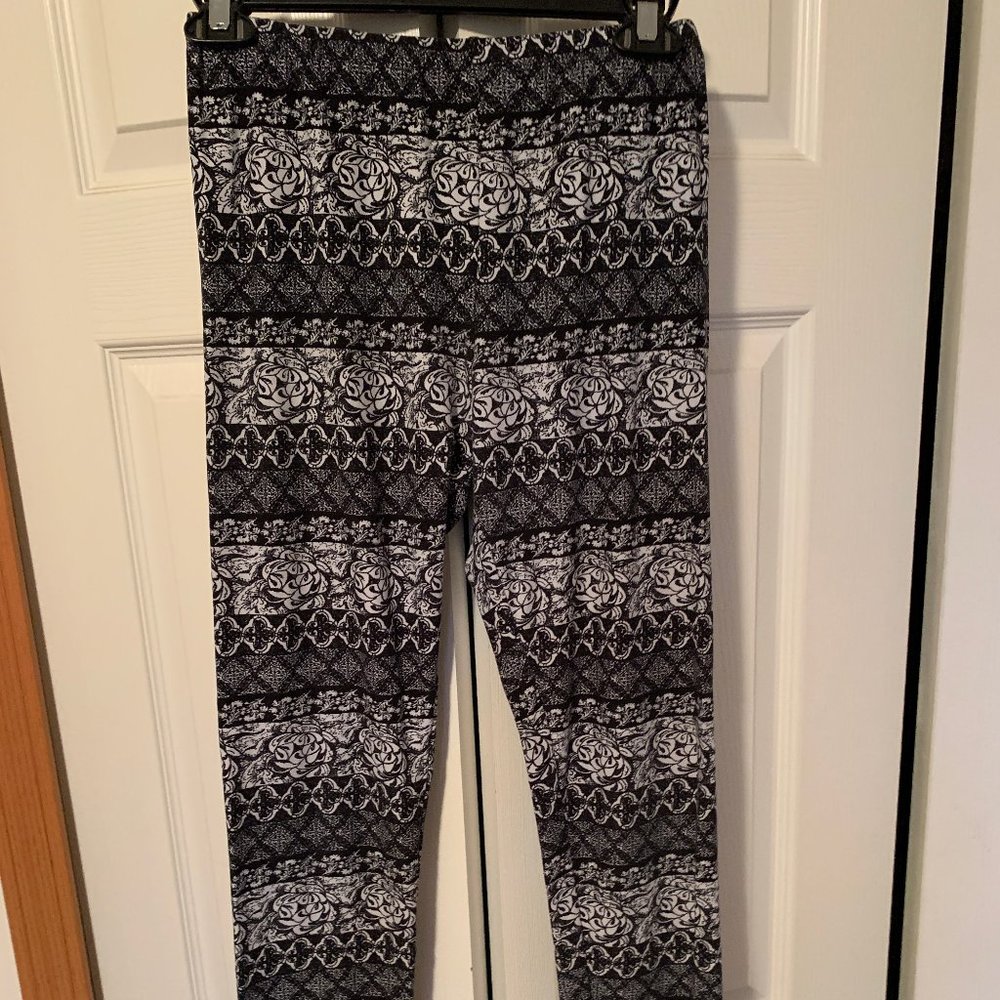 PINK REPUBLIC LEGGING SIZE LARGE